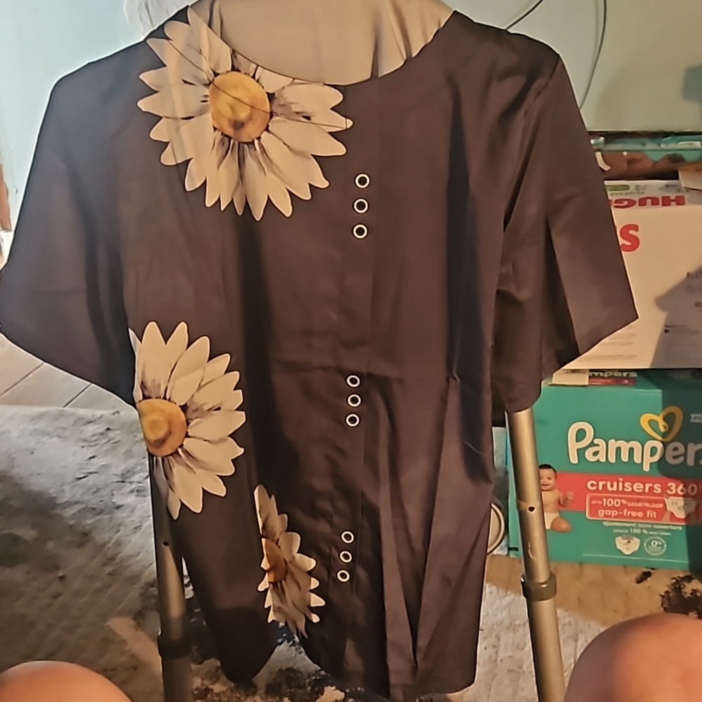 Woman's top no size looks t be small,no tags but is new